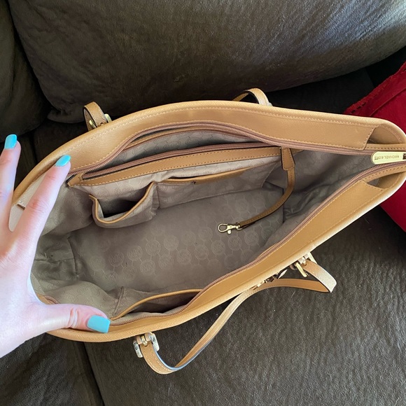 Michael Kors Bag - LIKE NEW! - Picture 4 of 5